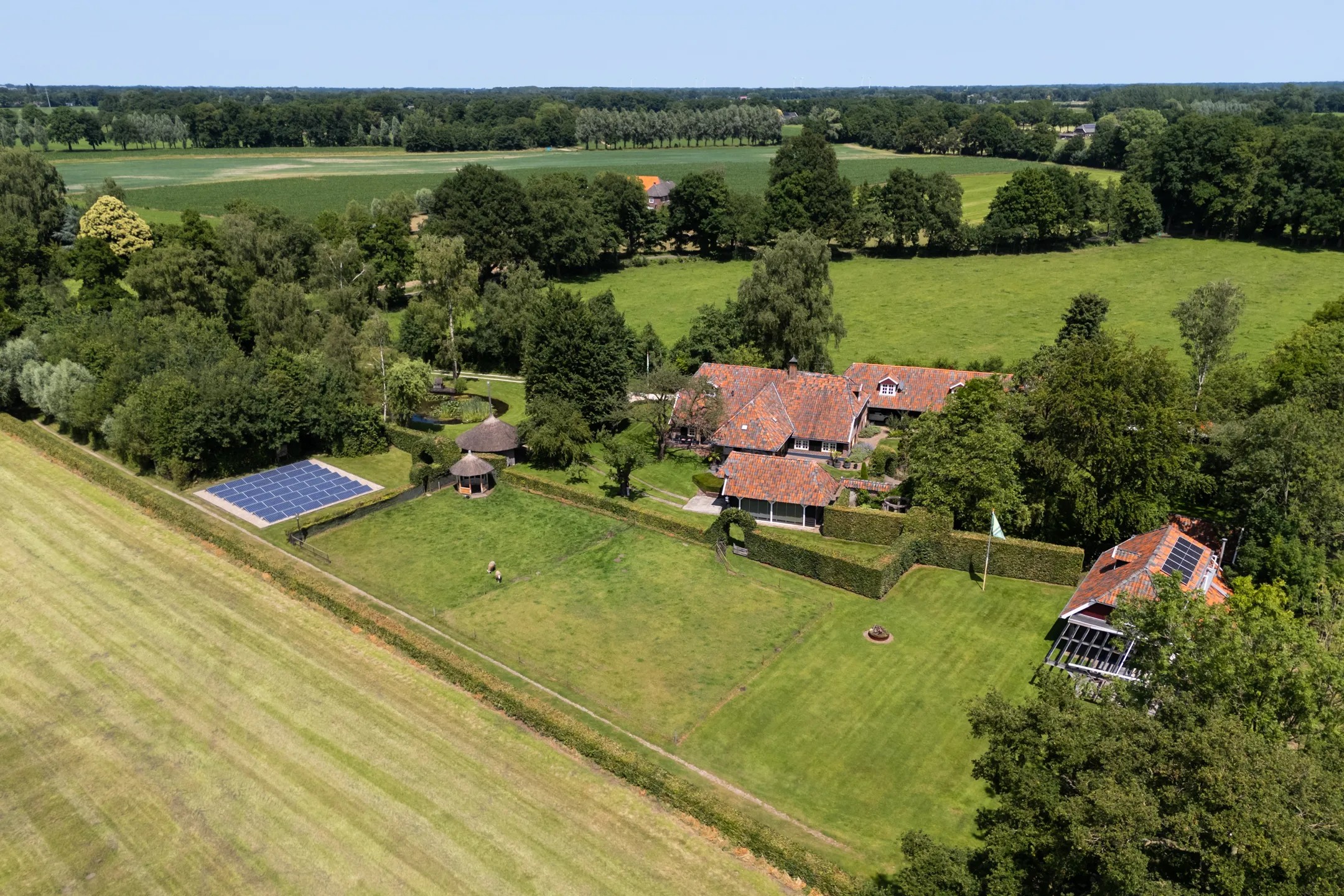 Luchtfoto van Koetshuus en het erf